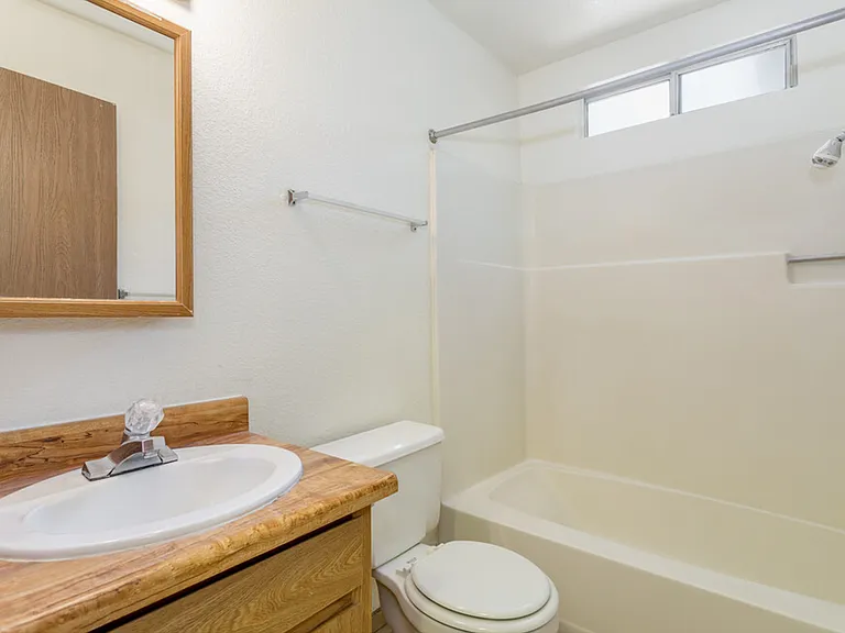 Redwood Glen Apartments — Photo 11