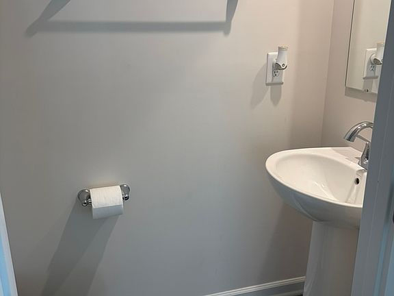 Half bathroom (living room)