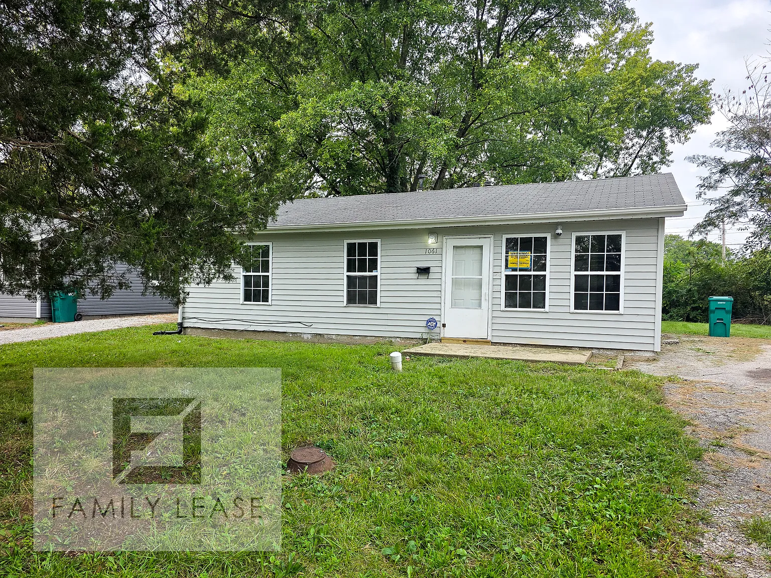 3 bed, 864 sqft, $1,075 — Photo 1