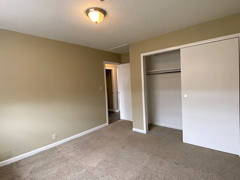 Hillcrest Apartments — Photo 18