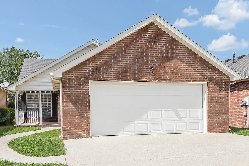 3 bed, 2.0 bath, 1311 sqft, $2,180 — Photo 1