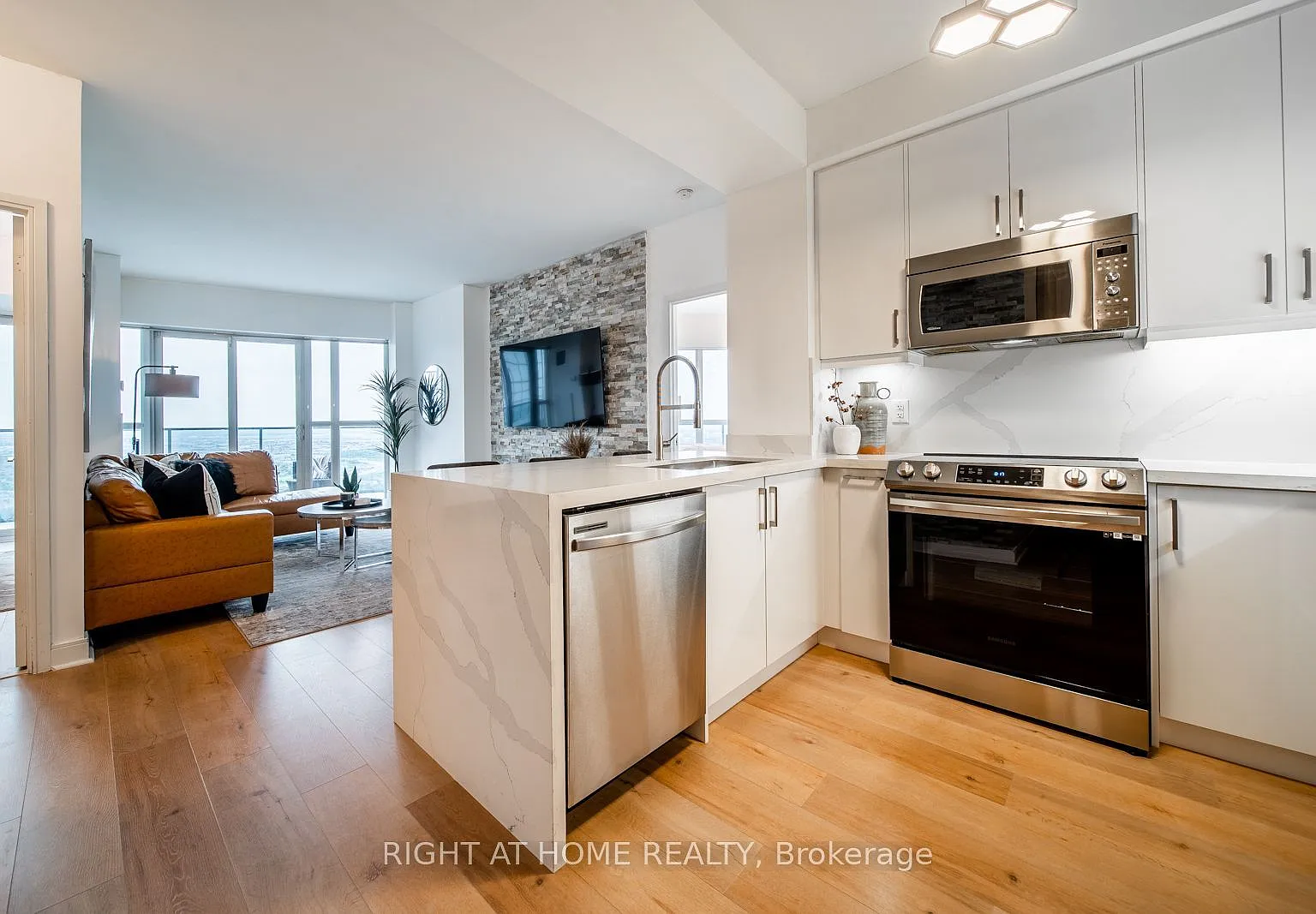 3 bed, $4,000 — Photo 1