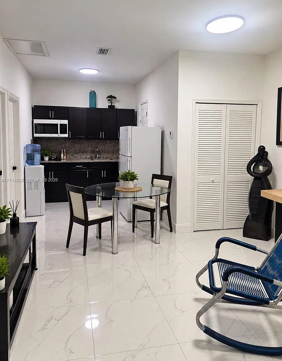 2 bed, 1.0 bath, 3362 sqft, $2,200 — Photo 3