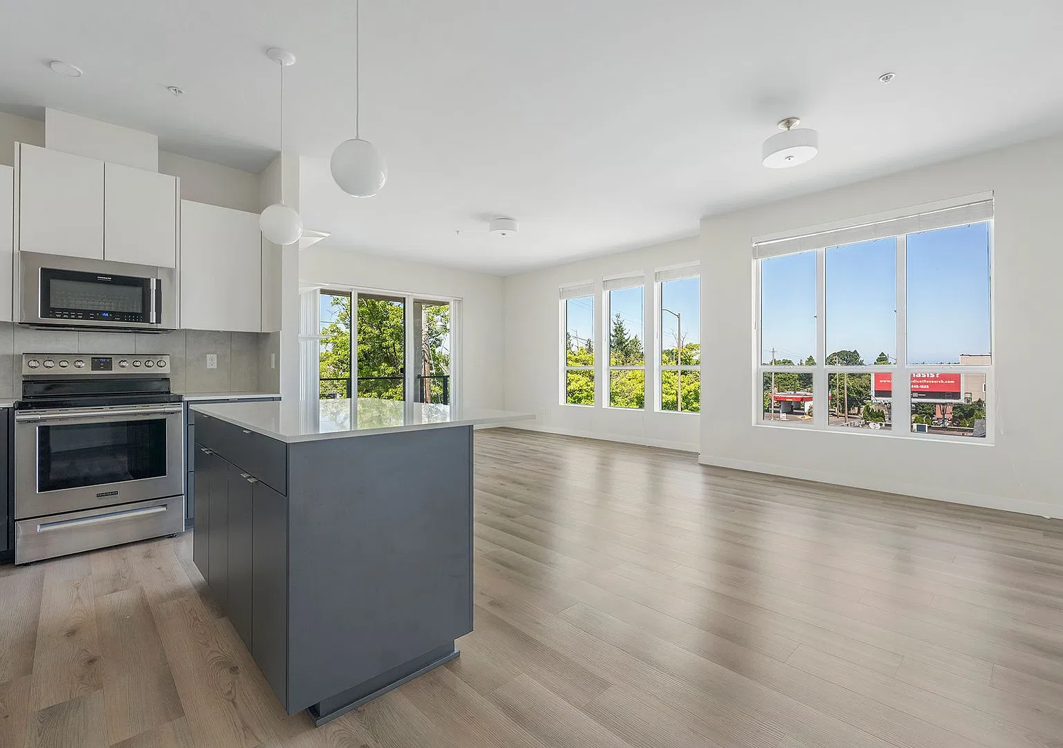 2br/2ba Condo In Ne Portland- Woodlawn! — Photo 3
