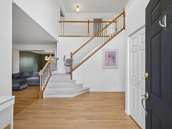 3rd image of 915 Charlton Rd