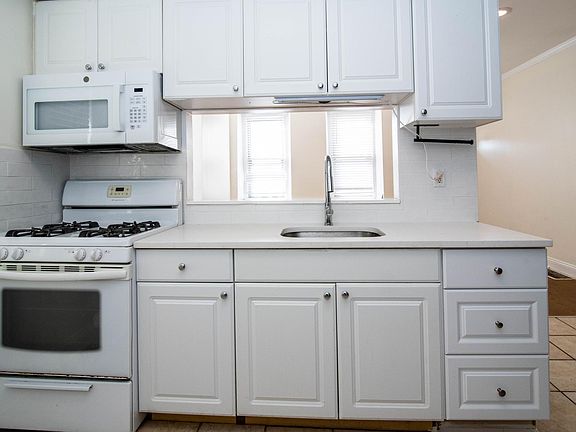 5th image of 236 Leverington Ave