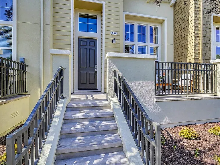 Whidbey Ln, Redwood City — Photo 2