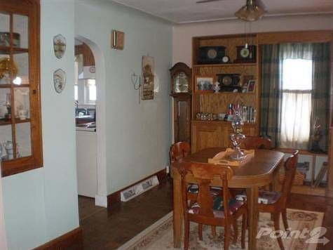 Formal Dining Rm w/Built-Ins, Parquet Flooring