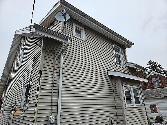 2nd image of 28 E Manhattan Blvd