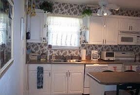 Kitchen/Eat In Area