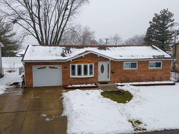 3rd image of 32 N Petrie Cir