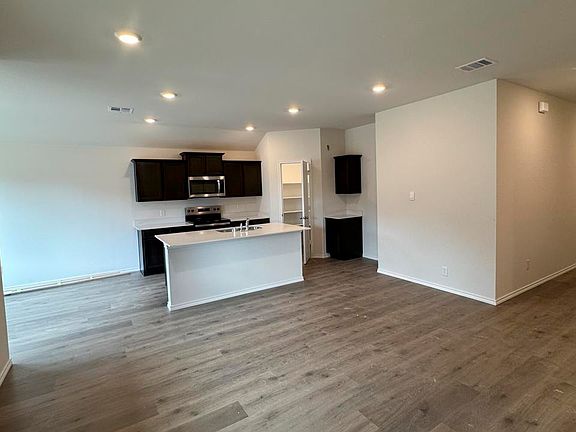 5th image of 102 Parker Oaks Dr