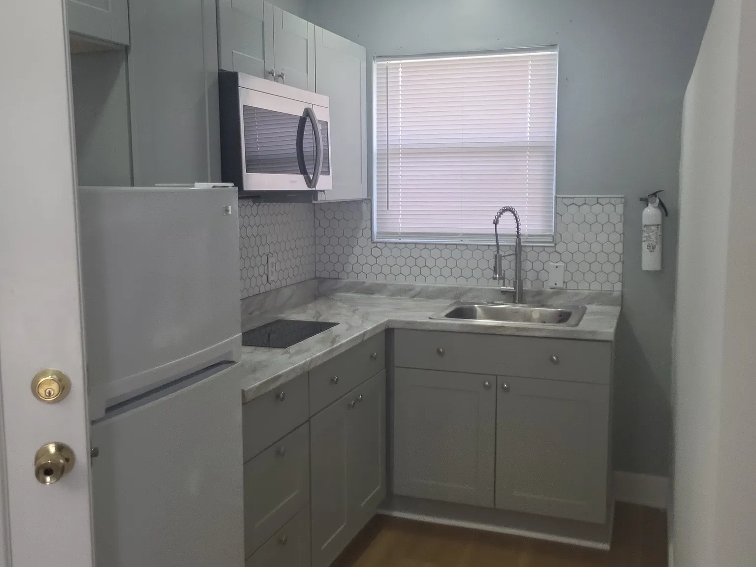 Studio, 1.0 bath, 400 sqft, $1,100 — Photo 3