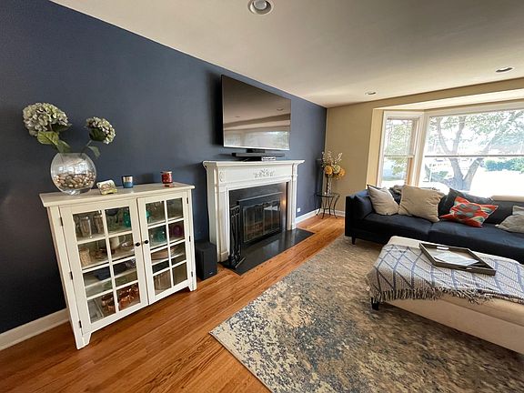 2nd image of 2842 W Farragut Ave #1