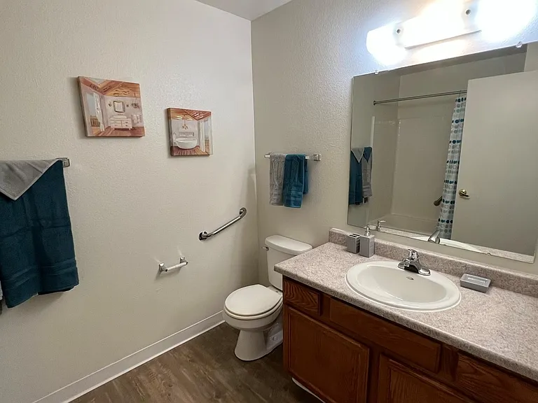 Classic 2-bedroom bathroom