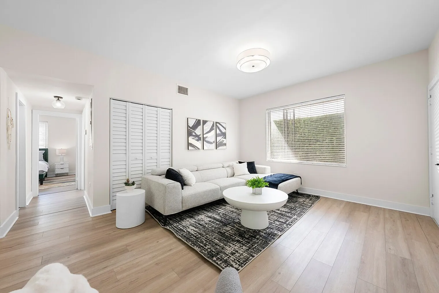 2 bed, 2.0 bath, 1076 sqft, $5,577 — Photo 3