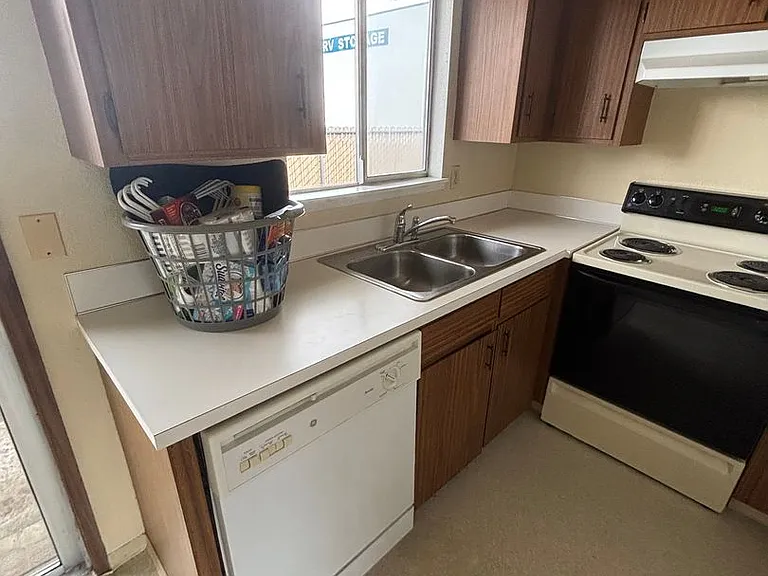 1 Bedroom 1 Bathroom at Hollywood Park Apartments — Photo 20
