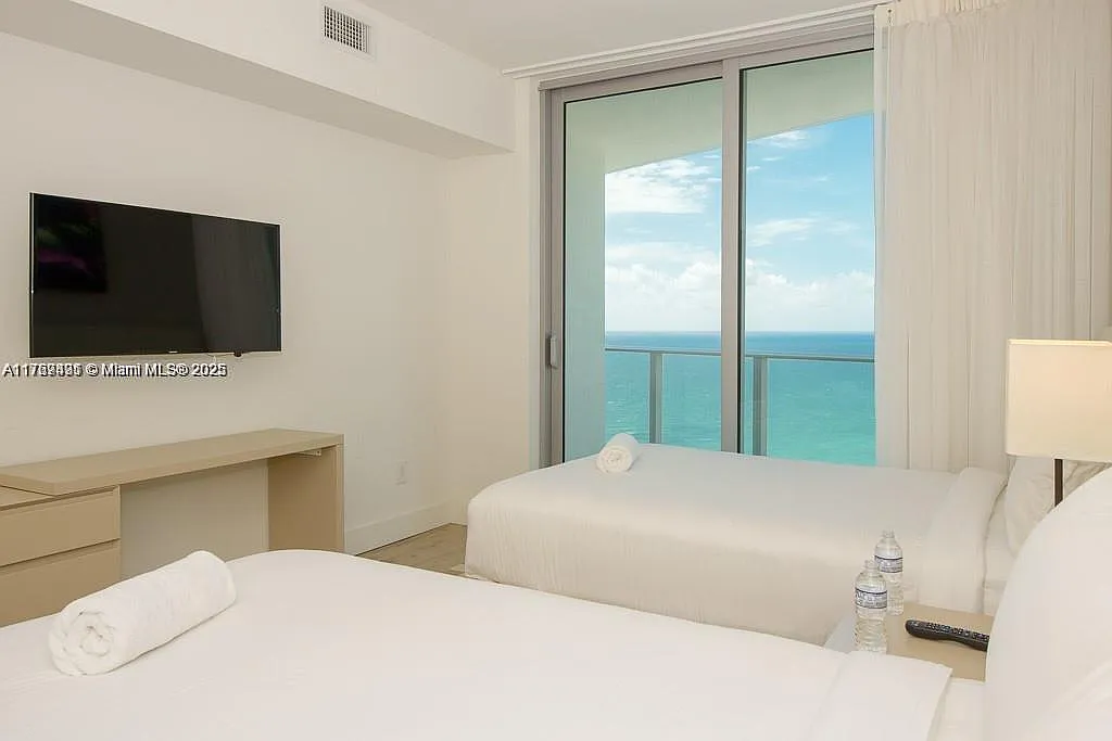 2 bed, 1136 sqft, $9,600 — Photo 1