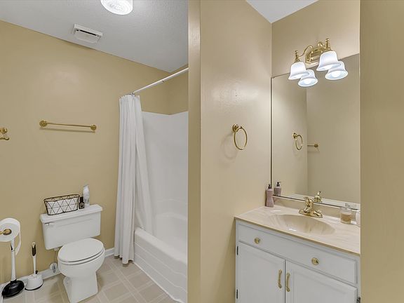 5th image of 918 Hampshire Ct