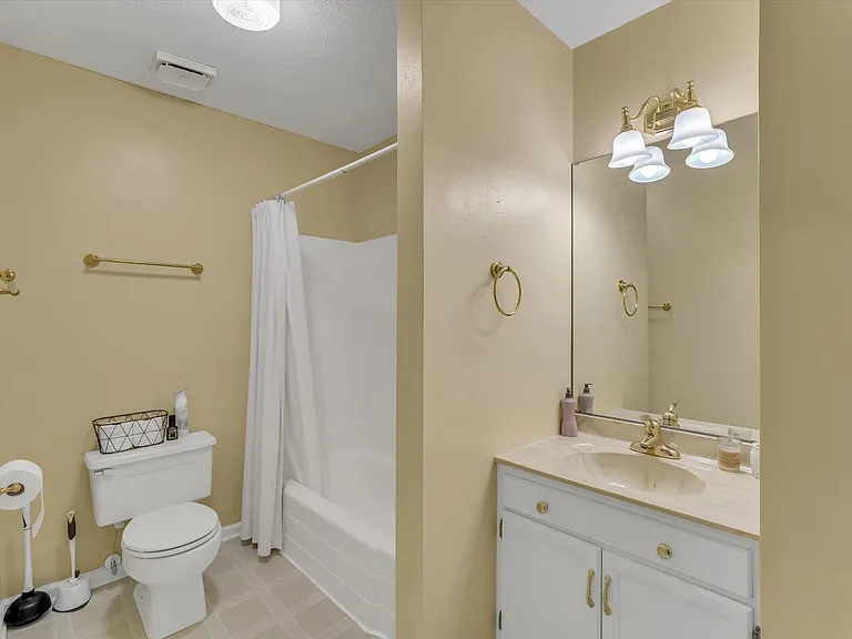 918 Hampshire Ct #A — Photo 5