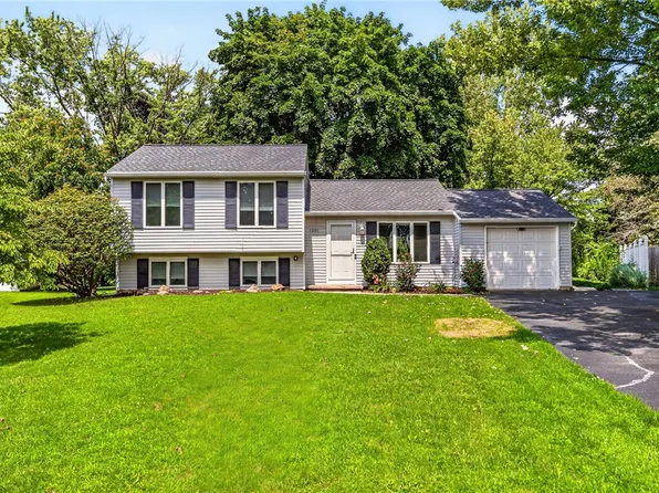 1251 Pine Hill Ln, Farmington, NY 14425
