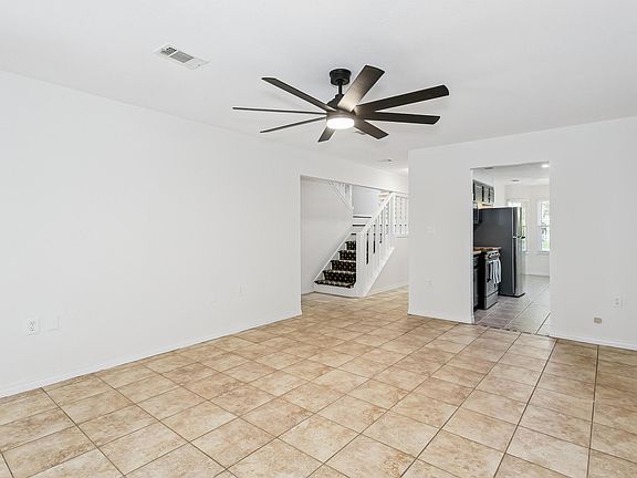 5th image of 625 Emerald Ln