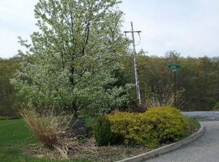 8 Laura Ln, New Hampton, NY 10958