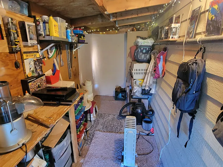 Auxilary room with exterior entrance.
