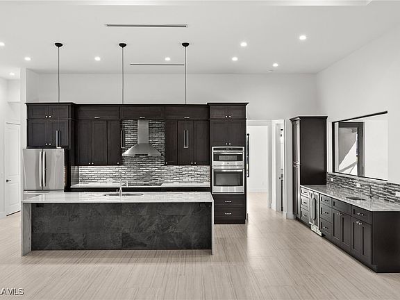 5th image of 318 SE 5th Ave