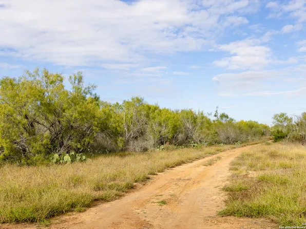 9 FM 1581, Pearsall, TX 78061