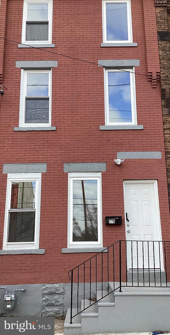 779 E State St photo 1