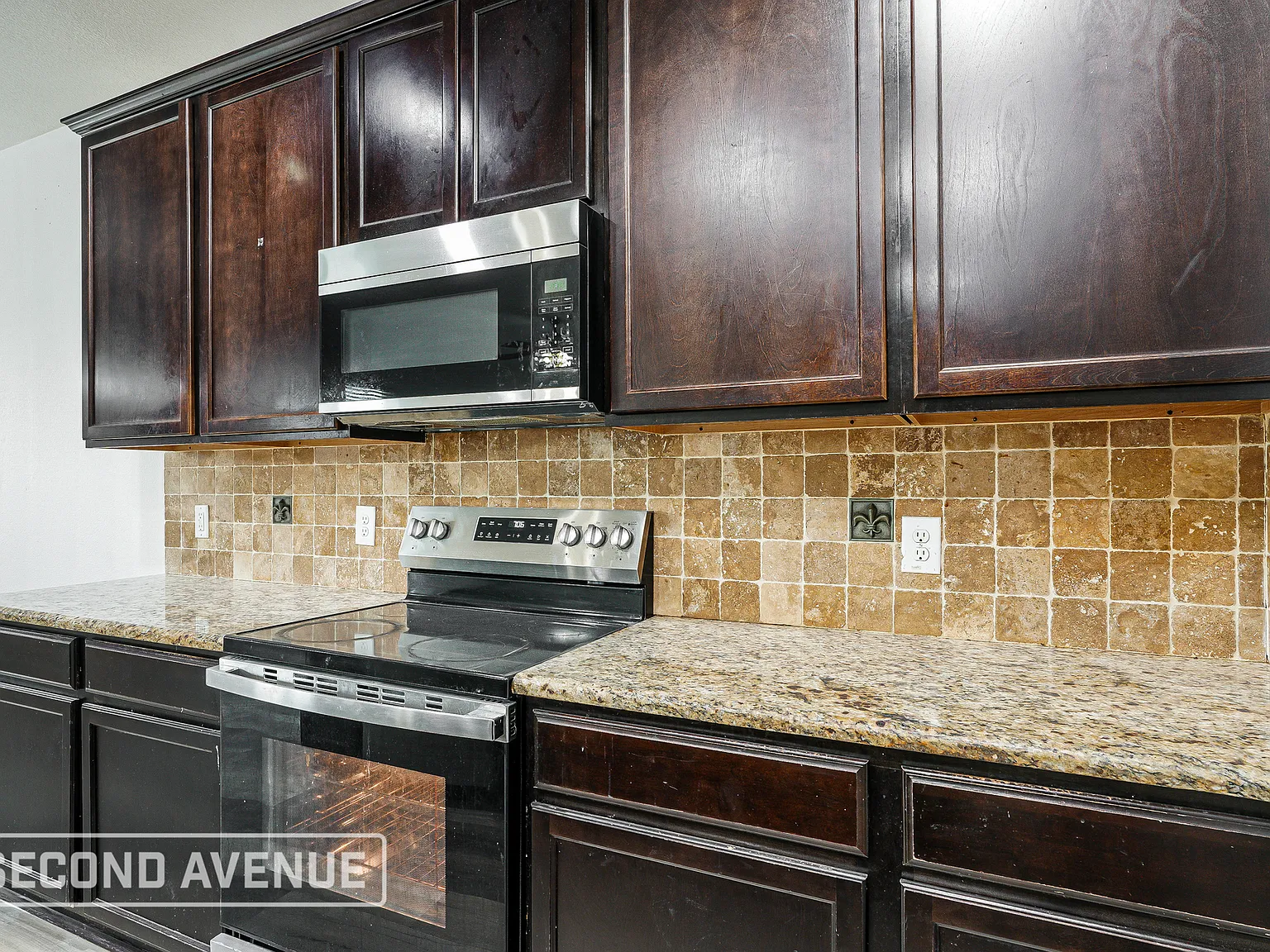 4 bed, 2.5 bath, 2800 sqft, $2,975 — Photo 4