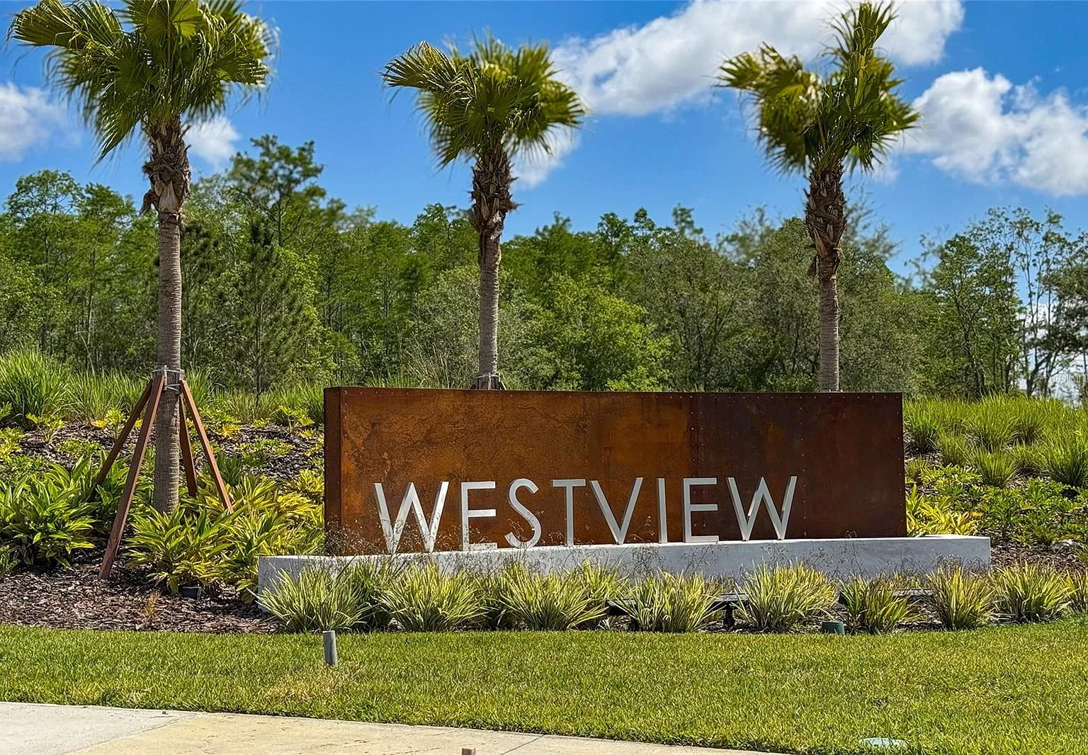 3 bed, 2.0 bath, 1560 sqft, $2,200 — Photo 3