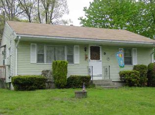 9 Oakwood Dr, Cranston, RI 02920