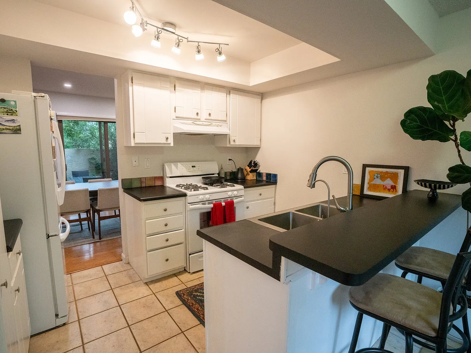 3 bed, 2.5 bath, 1876 sqft, $4,000 — Photo 4