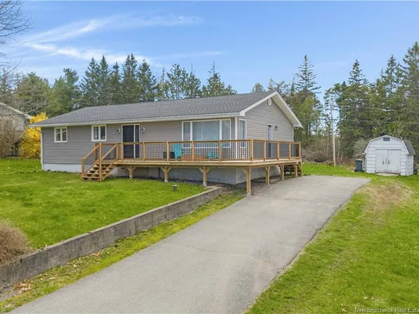 8 Saunders St, Hampton, NB E5N 6V3
