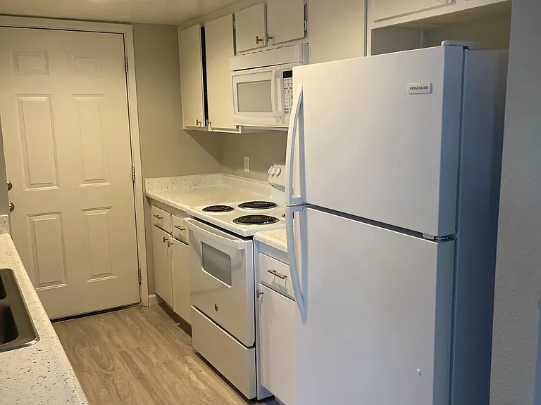 817 Tracey St — Photo 3
