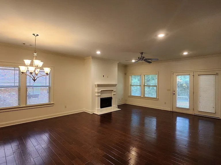 1020 Starr Ct — Photo 3