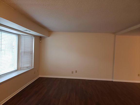 Great room w/bay window