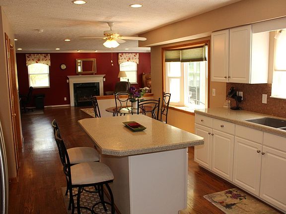 3rd image of 5945 Glenngate Ct