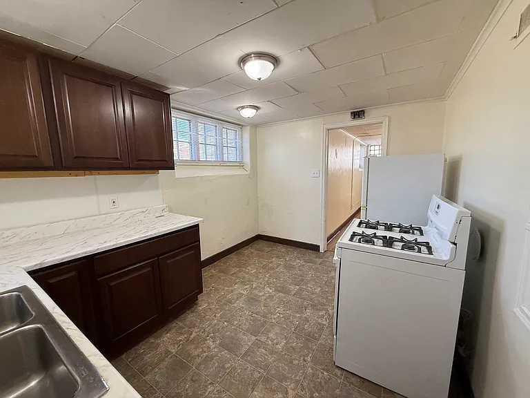 231 W 4th St #4 — Photo 17