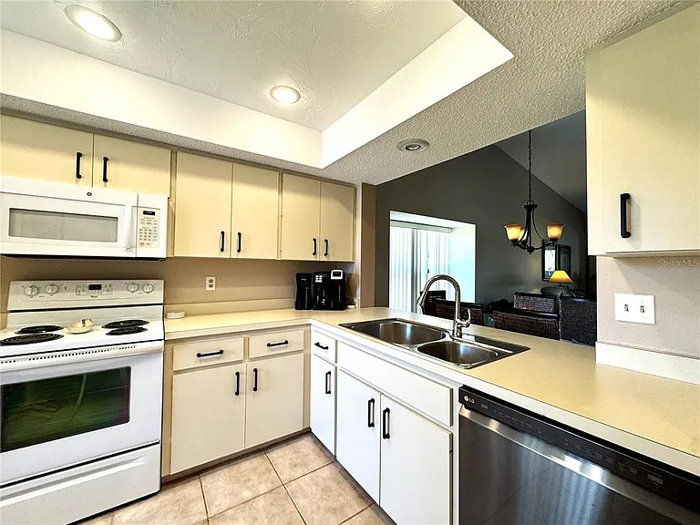 4644 Weybridge St #10 — Photo 12