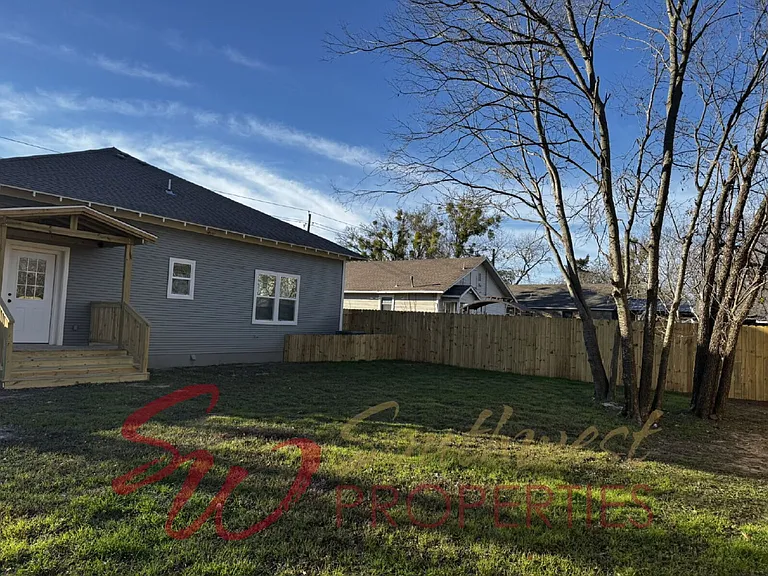 939 W Frey St — Photo 15