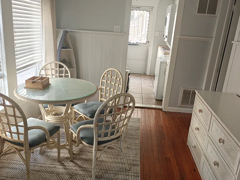 608 E 6th St #1 — Photo 10
