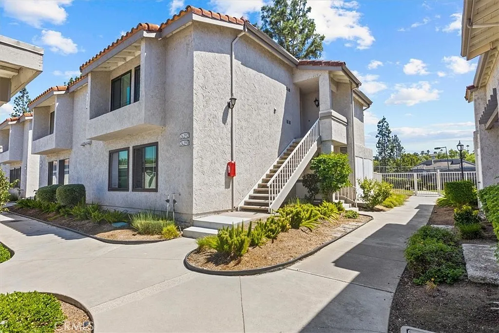 2 bed, 958 sqft, $2,995 — Photo 1