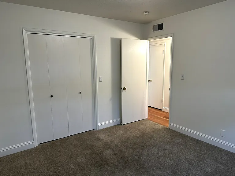 33 Russell Ave — Photo 30