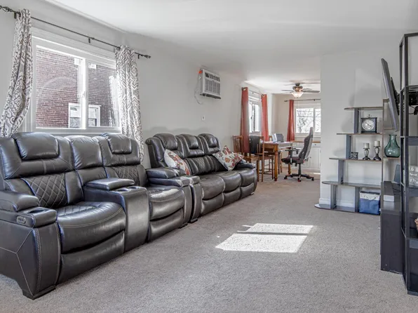 146 W Garrison Rd, Brookhaven, PA 19015