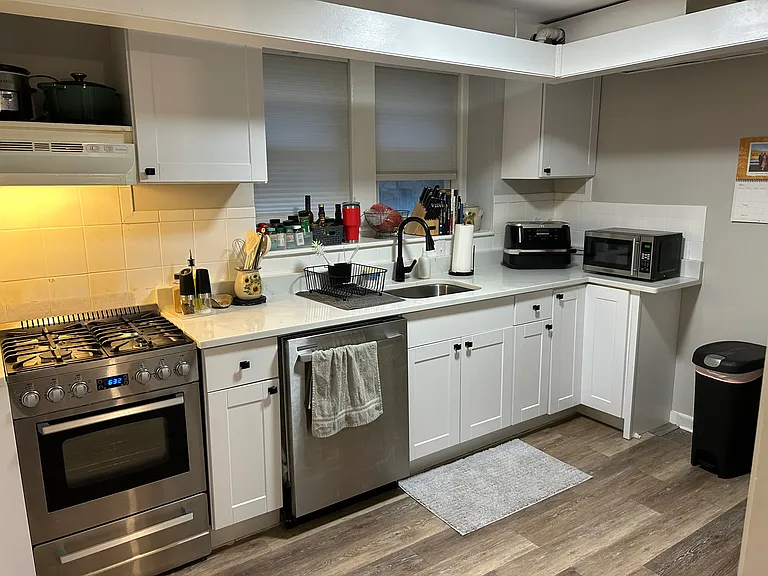 569 Franklin St #7 — Photo 8