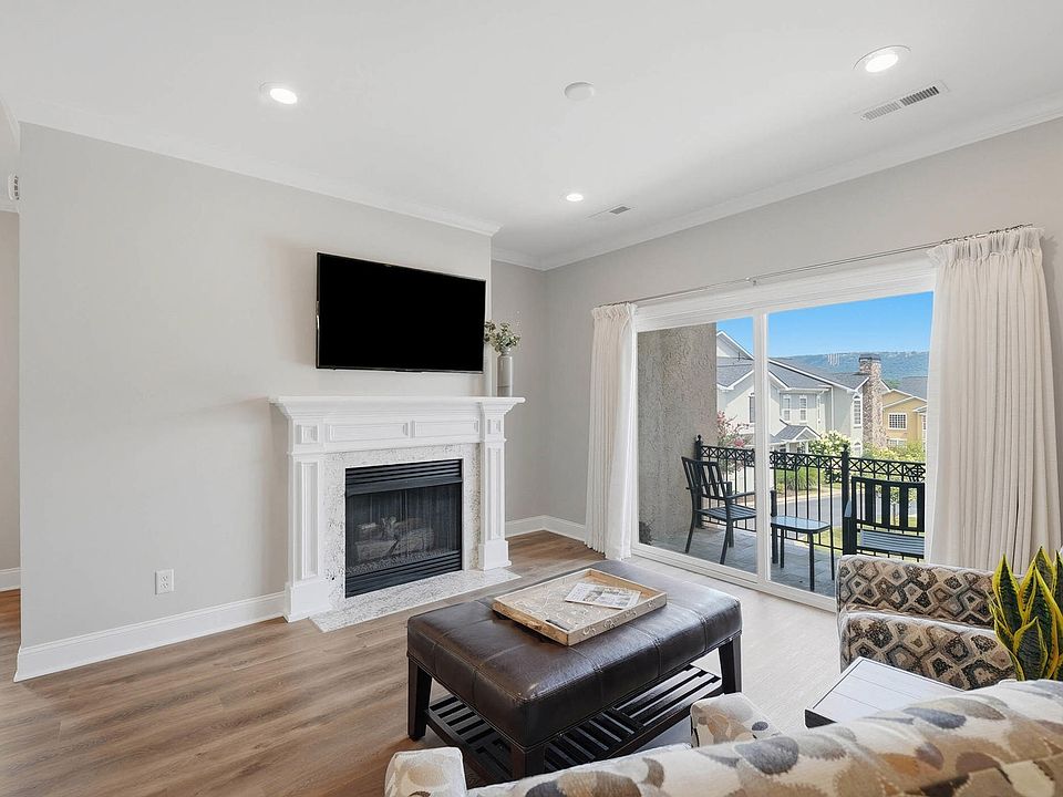 1st image of 105 Renaissance Ct