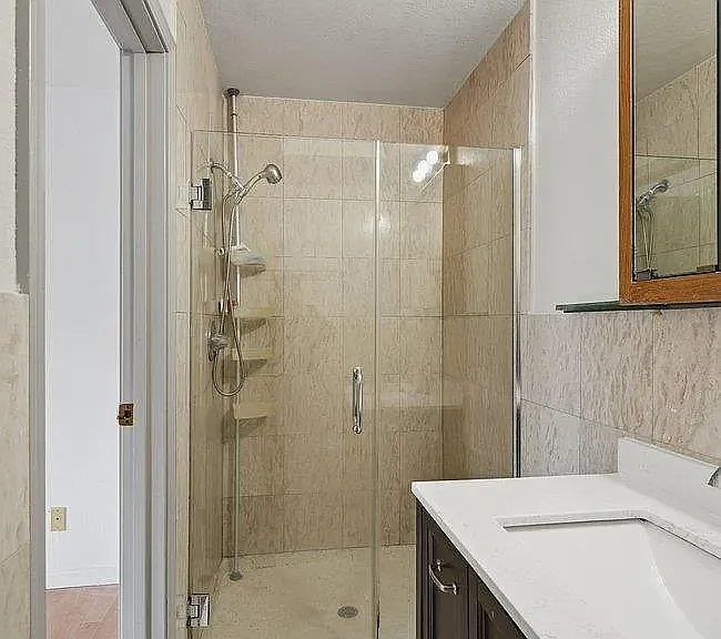565 Crespi Dr — Photo 8